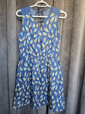 Maillagogo Sleeveless Blue Denin Mini Dress with Colorful Feather Print